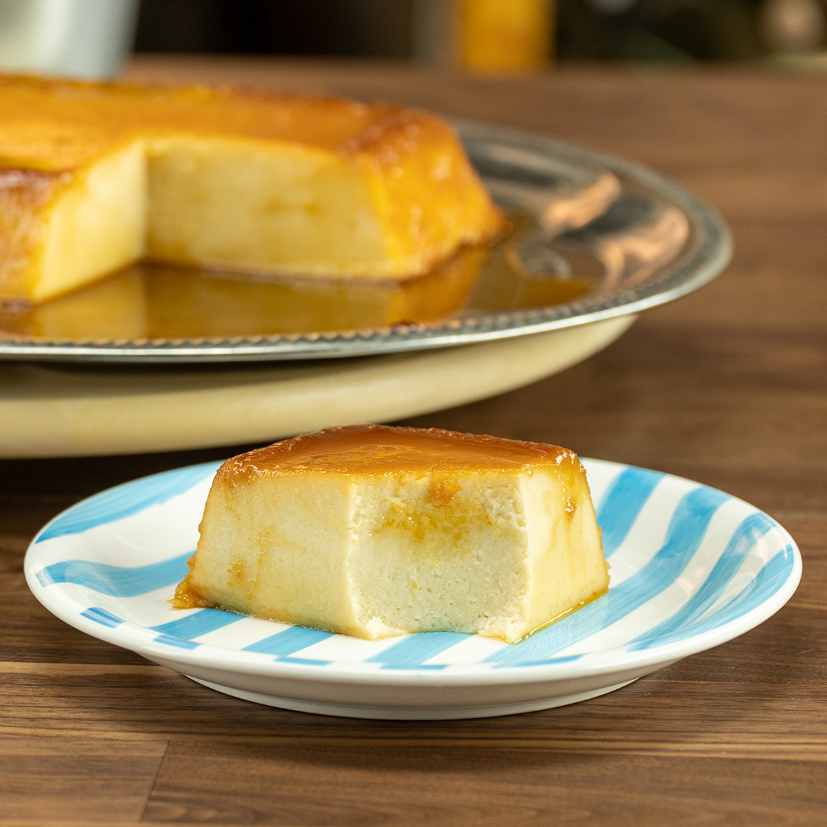 Fatia de pudim de pão sendo servida no prato.