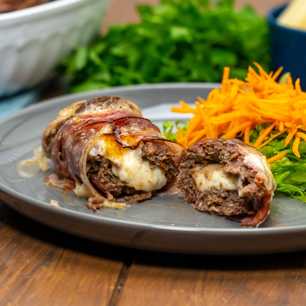 Empratamento rojões de carne moída recheada com muçarela acompanhando com salada.