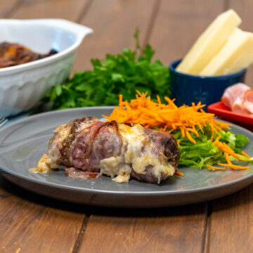 Empratamento rojões de carne moída recheada com muçarela acompanhando com salada.