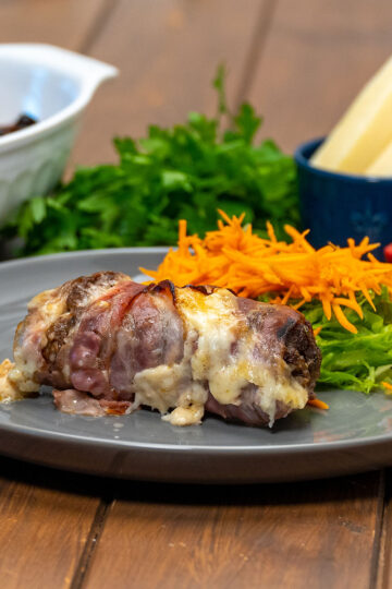 Empratamento rojões de carne moída recheada com muçarela acompanhando com salada.
