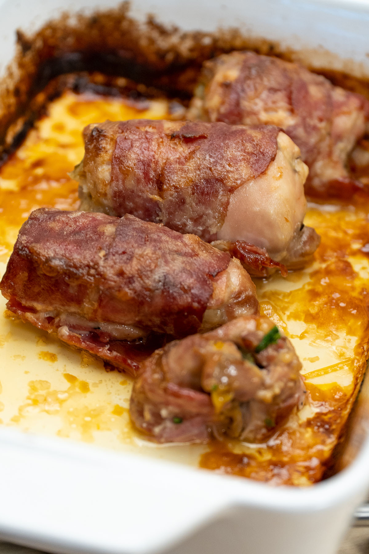 Enroladinhos de frango com legumes prontos para serem servidos.