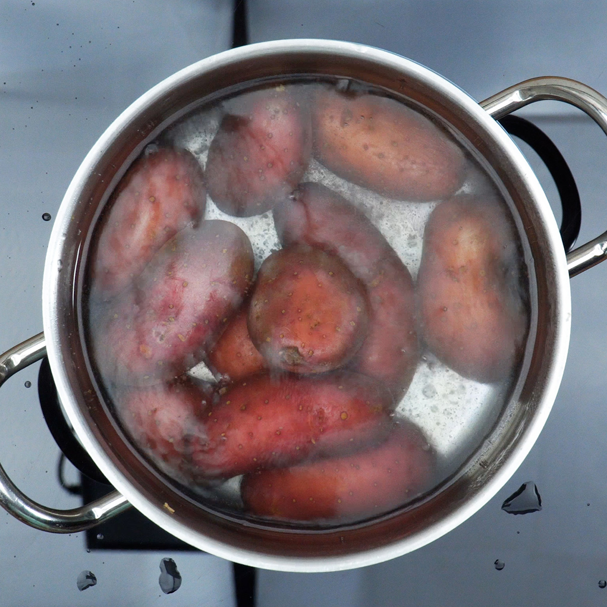 Batatas pré-cozidas para preparar filetes de peixe no forno.