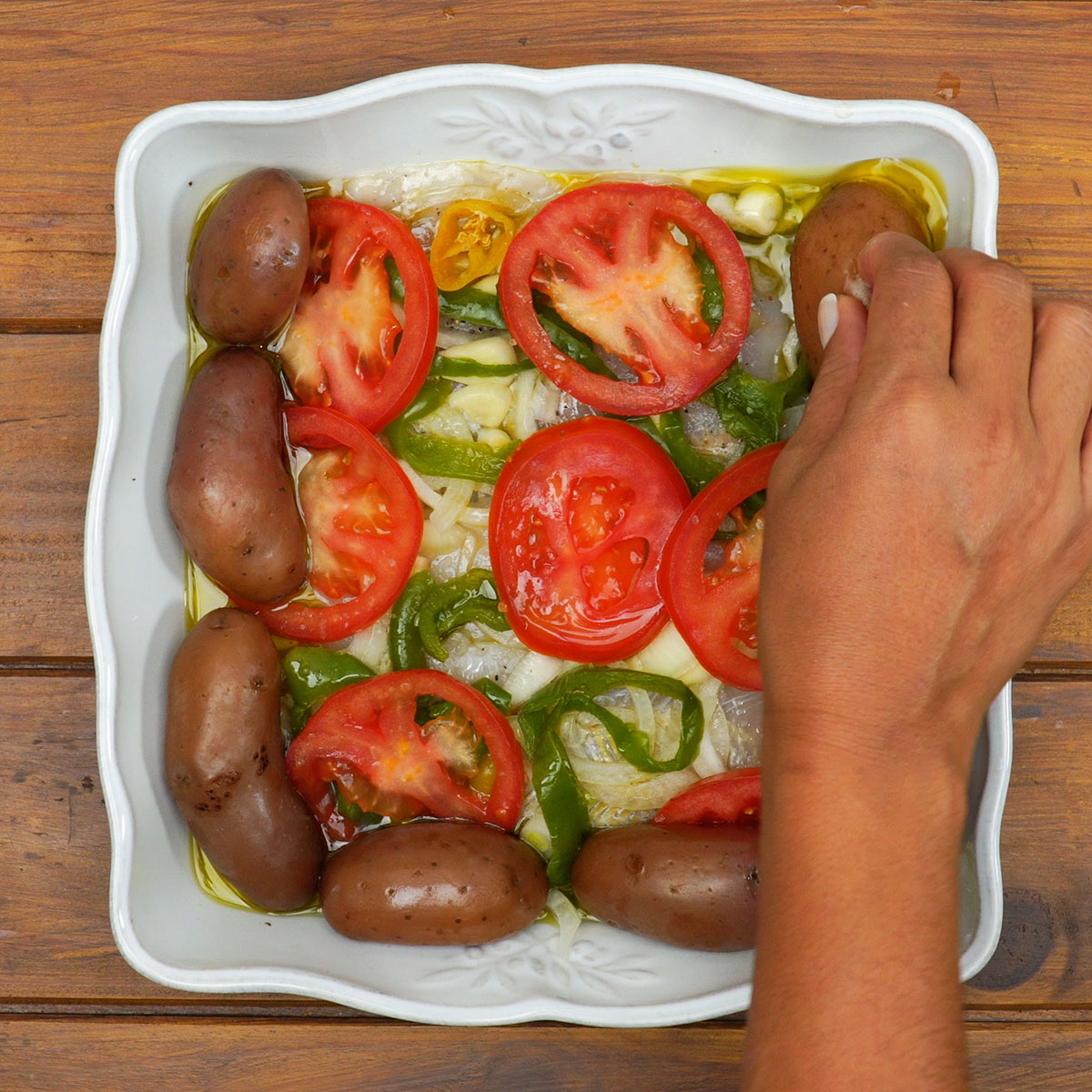 Batatas pré-cozidas distribuídas ao redor dos filetes de peixe.