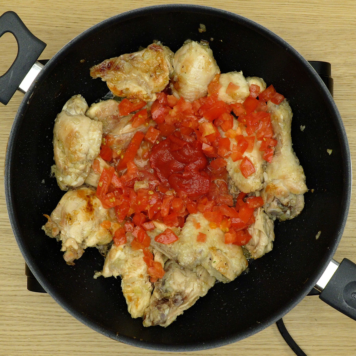 Molho de tomate sendo preparado para frango com açúcar caramelizado.