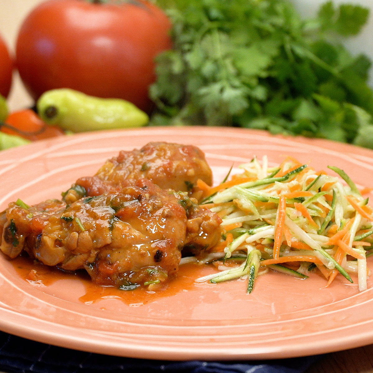 Frango com açúcar caramelizado servido com molho e salada.