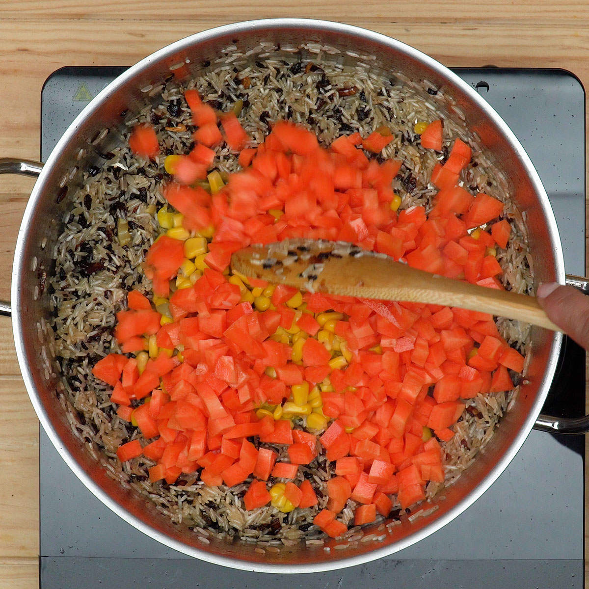 Cenoura, milho e azeitonas misturados ao arroz da galinhada.