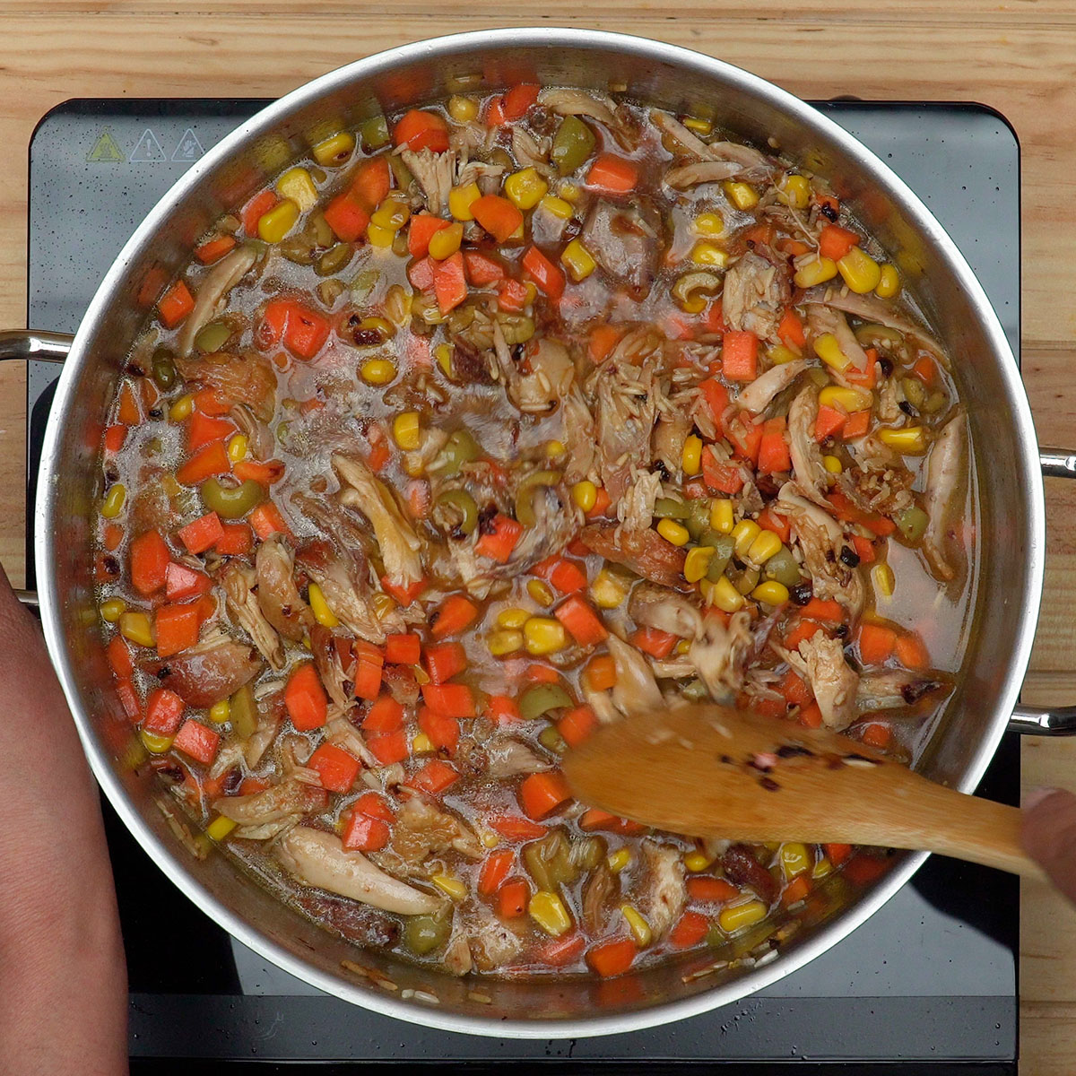 Galinhada cozinhando até o arroz absorver o caldo.