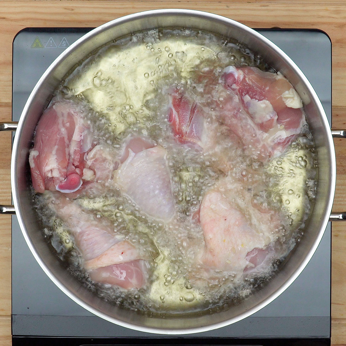 Pernas de frango douradas para preparar galinhada tradicional.