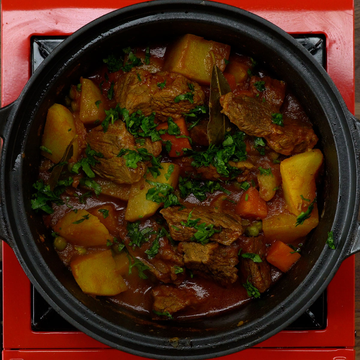 Jardineira de carne pronta com salsa fresca por cima.