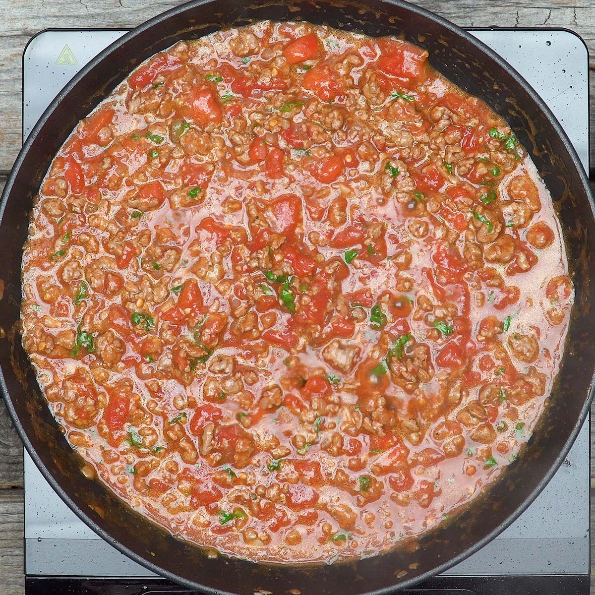 Molho de tomate sendo preparado na frigideira para lasanha de frigideira.