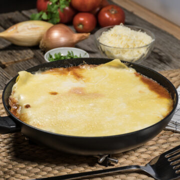 Lasanha de frigideira pronta para ser servida.