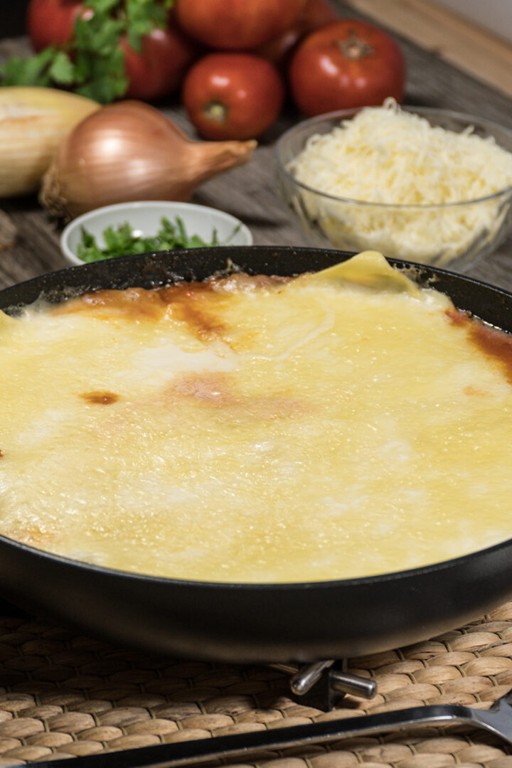 Lasanha de frigideira pronta para ser servida.
