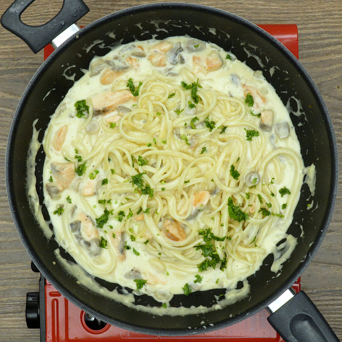 Linguine misturado ao molho cremoso com salmão e cogumelos.