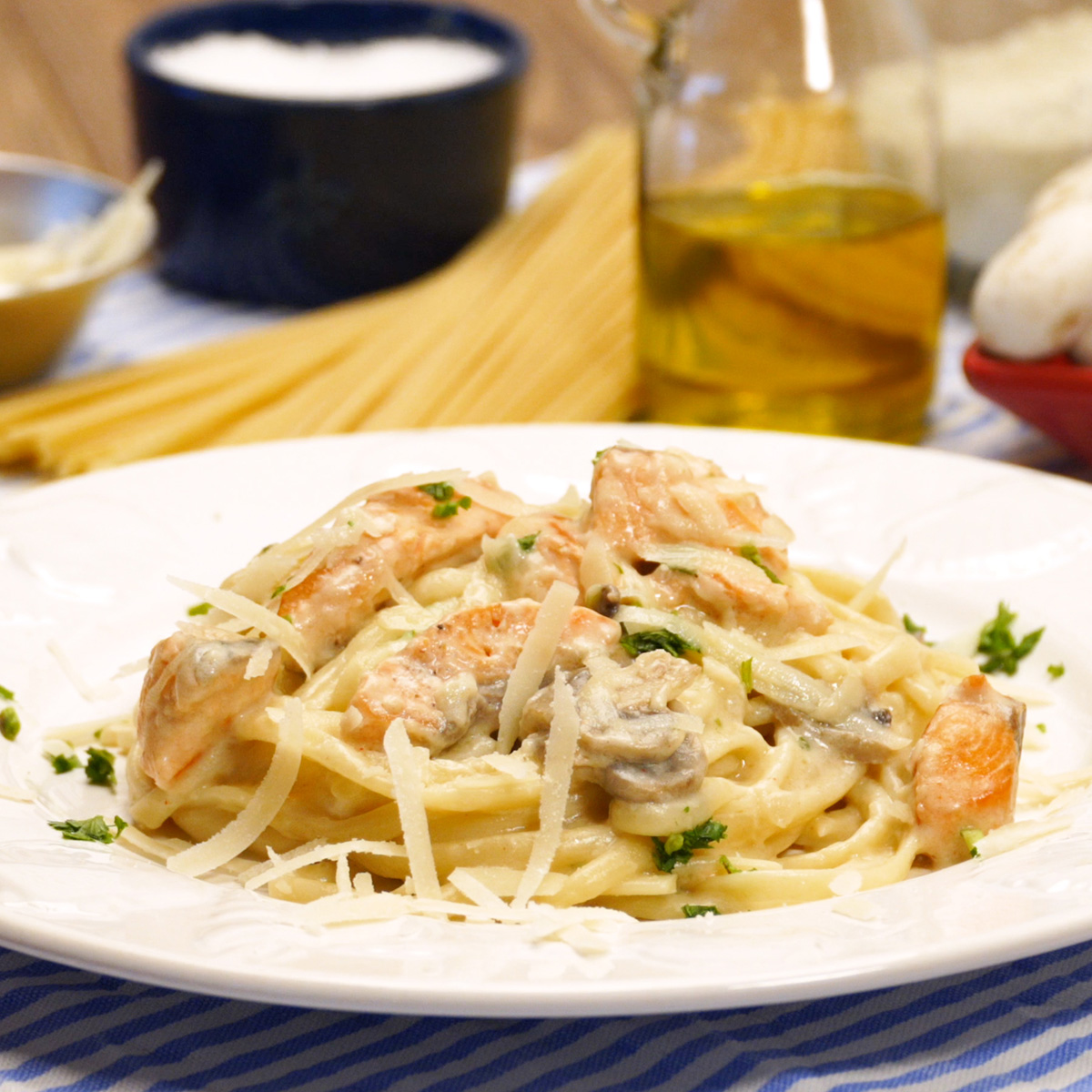 Prato de linguine com salmão, cogumelos e parmesão ralado.