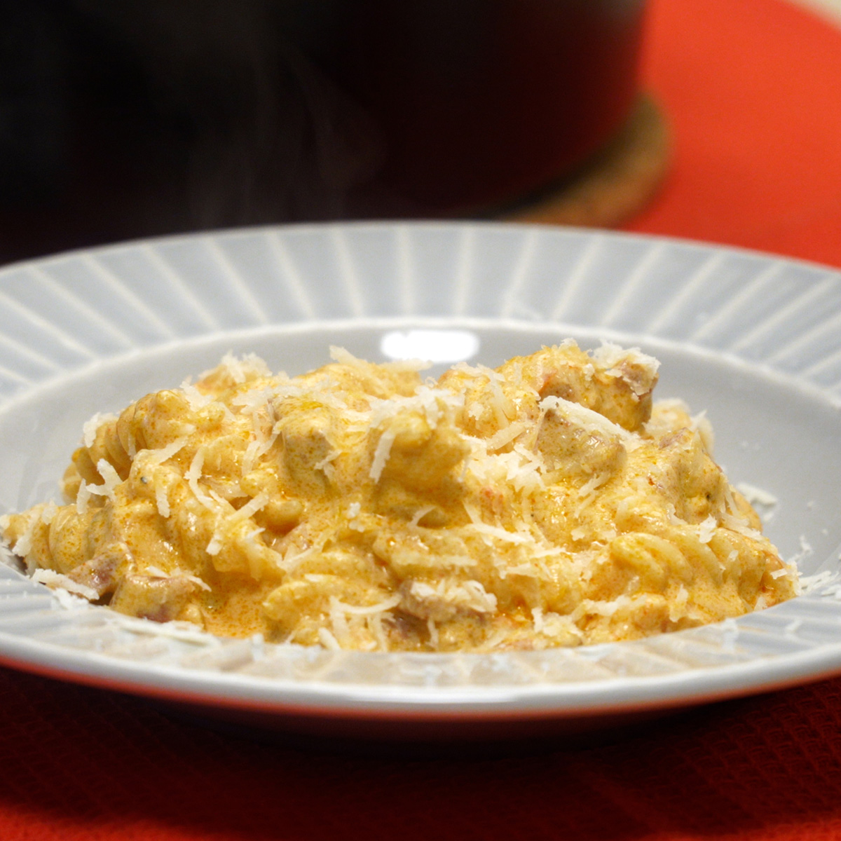 Macarrão cremoso com linguiça calabresa finalizado com queijo parmesão ralado.