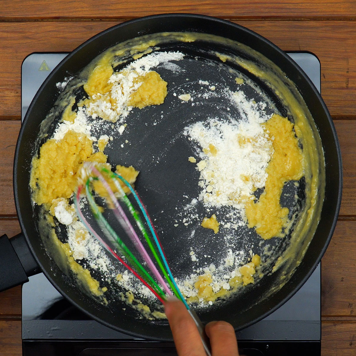 Preparação do molho branco para macarrão gratinado com frango.