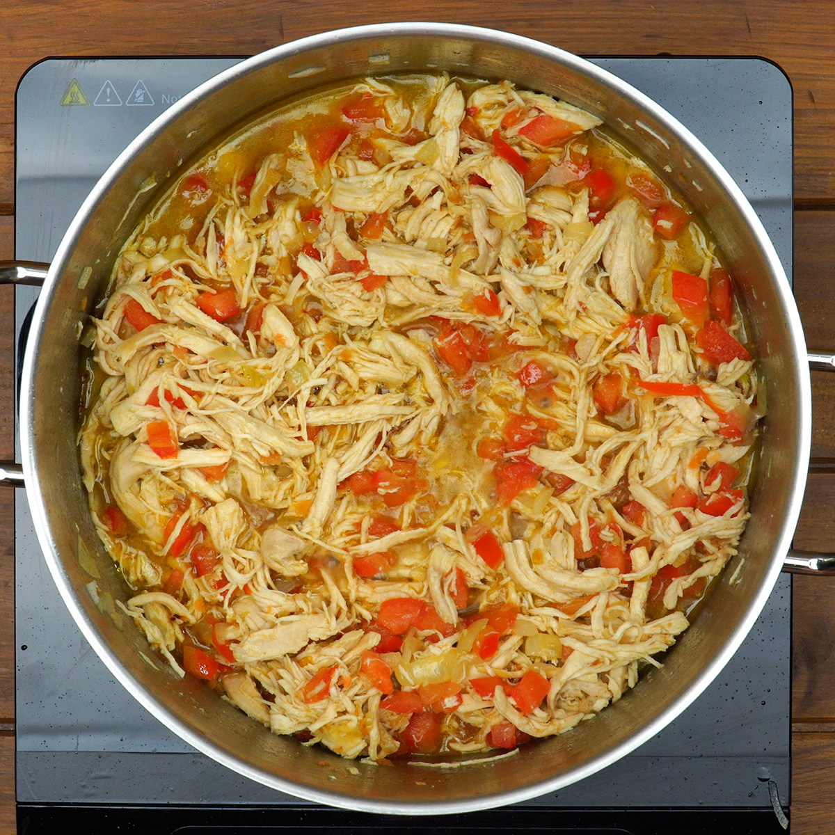 Recheio de frango com tomate para macarrão gratinado com frango.