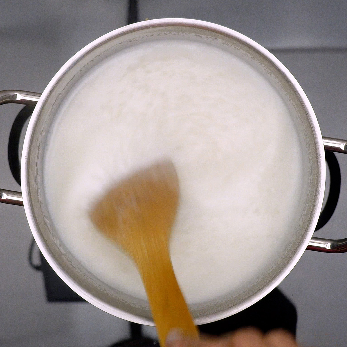 Mingau de tapioca cozinhando em fogo baixo até ficar cremoso.