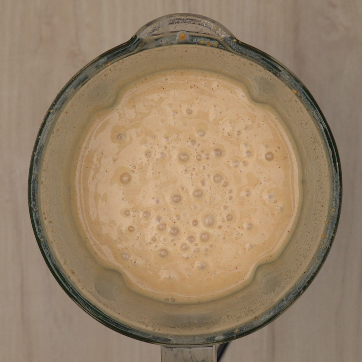 Mistura da mousse de paçoca sendo batida até ficar cremosa e uniforme.