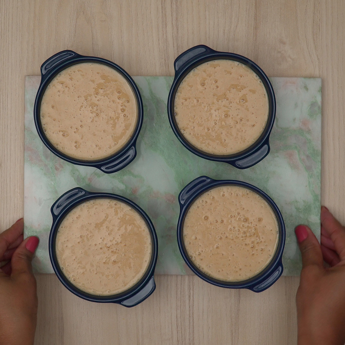 Mousse de paçoca distribuída em taças antes do tempo de refrigeração.