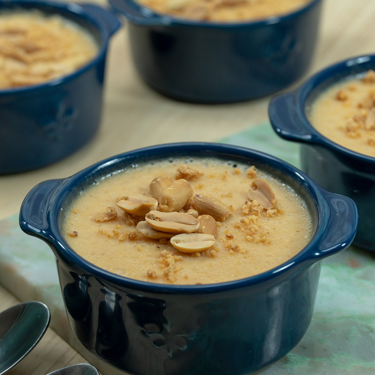 Mousse de paçoca prontas servidas em taças.