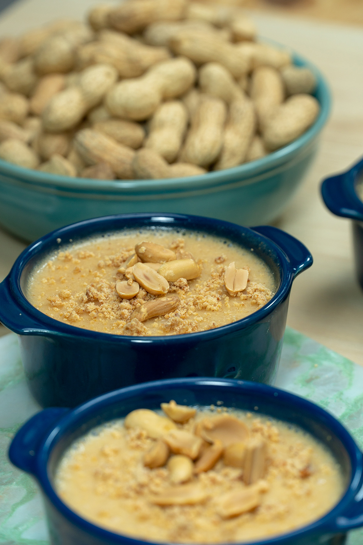 Mousse de paçoca prontas servidas em taças.