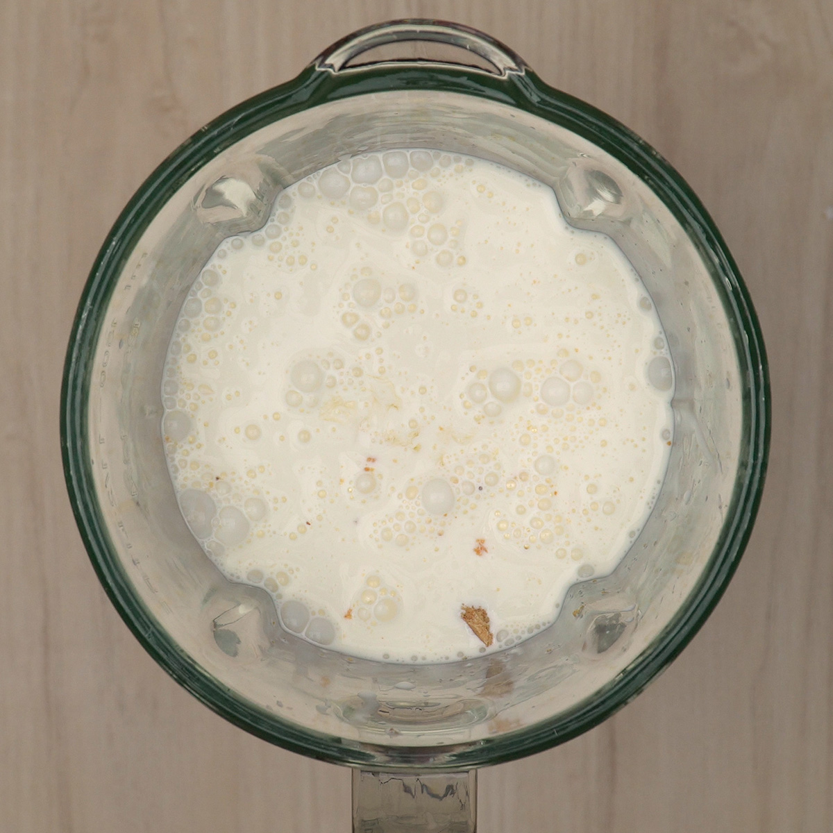 Ingredientes da mousse de paçoca adicionados ao liquidificador antes de bater.