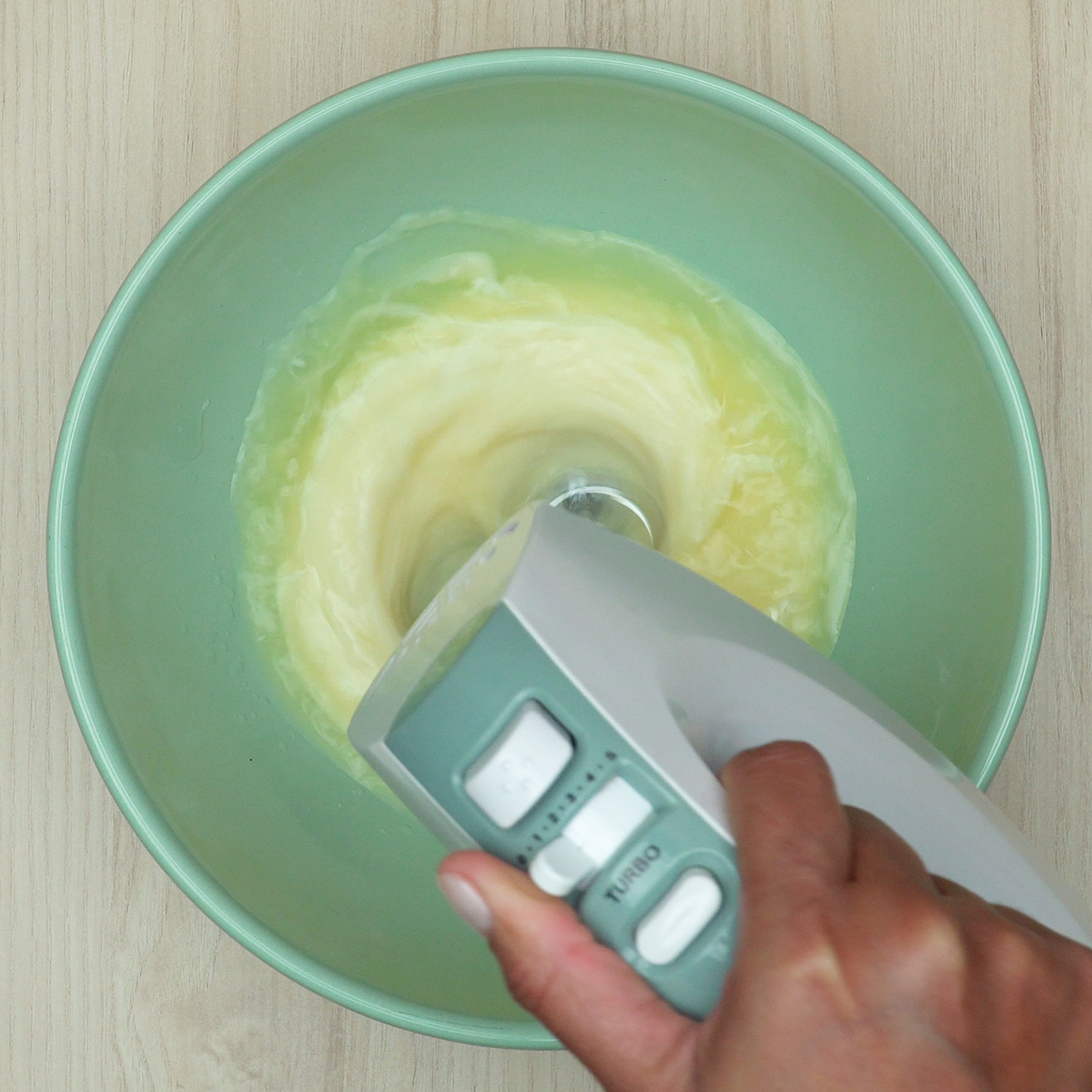 Creme de limão sendo preparado com leite condensado e suco de limão.