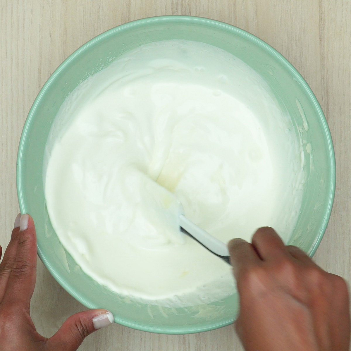 Creme de leite sendo misturado ao creme de limão para o pavê.