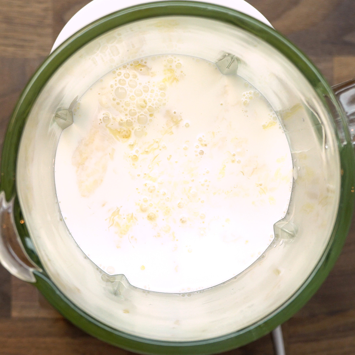 Creme de maracujá sendo batido no liquidificador até ficar homogêneo.