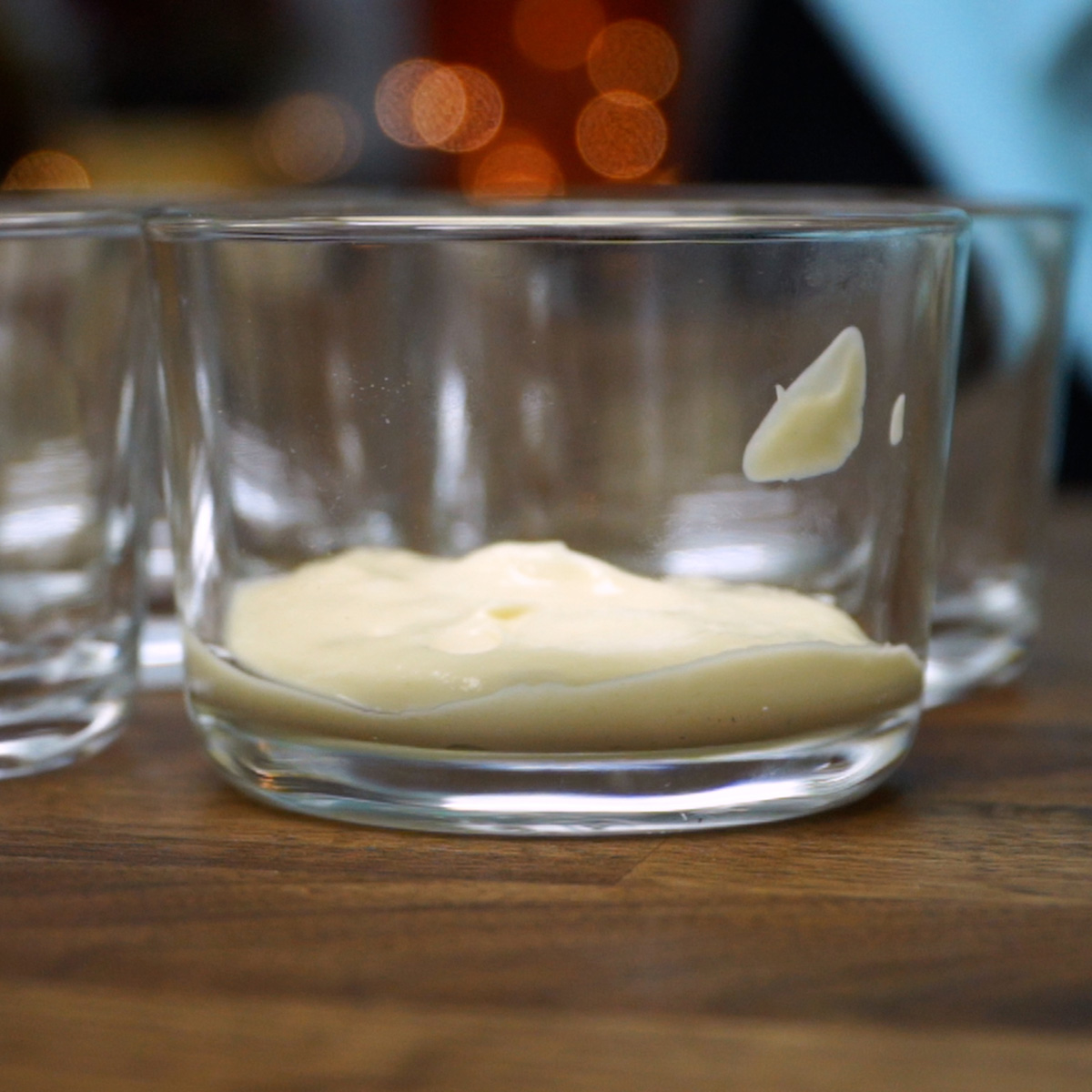 Creme de maracujá colocado no fundo de copinhos individuais.