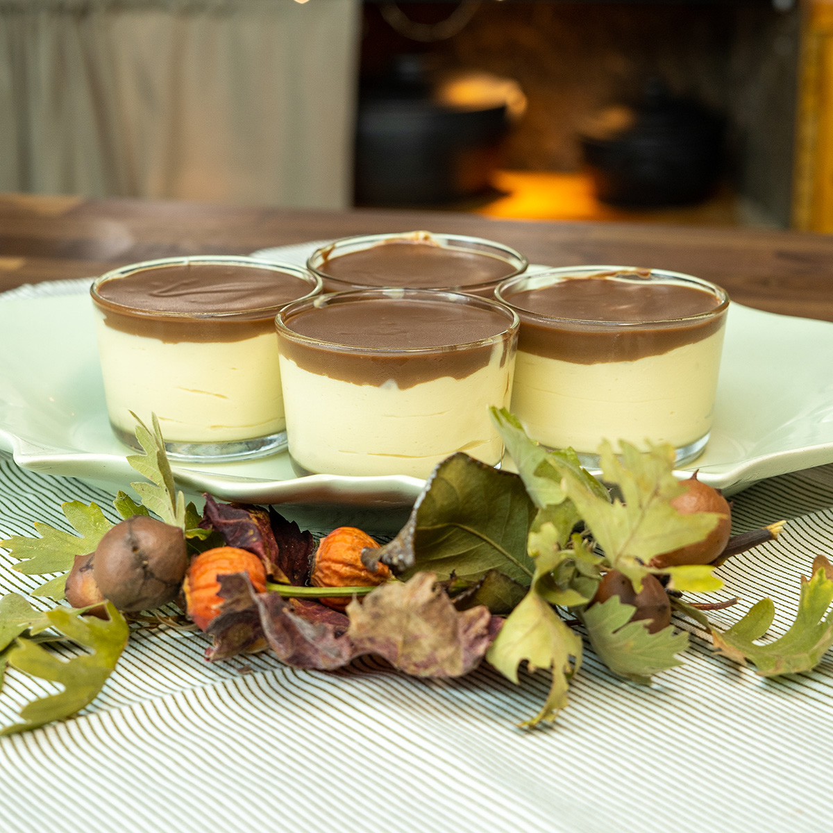 Pavê de maracujá no copinho com ganache de chocolate gelados e pronto para serem servidos.