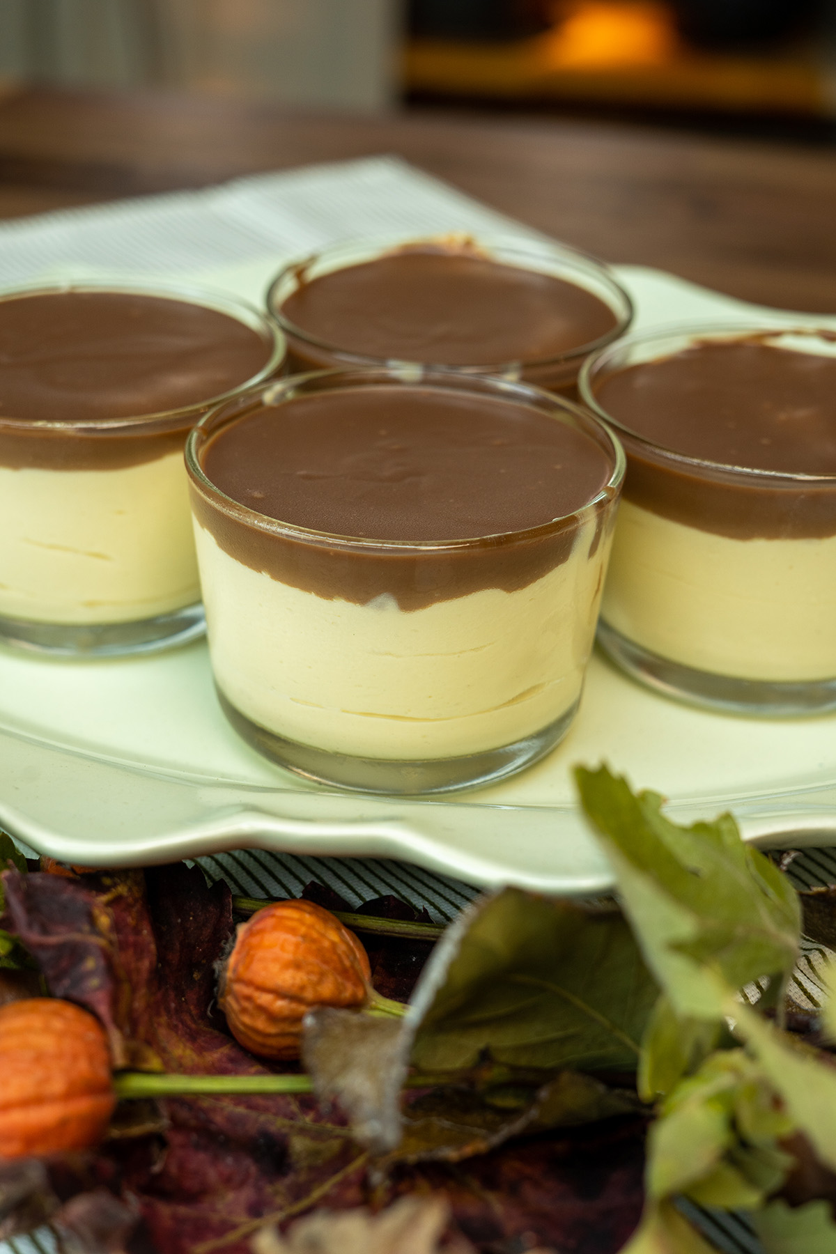 Pavê de maracujá no copinho com ganache de chocolate gelados e pronto para serem servidos.