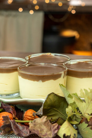 Pavê de maracujá no copinho com ganache de chocolate gelados e pronto para serem servidos.