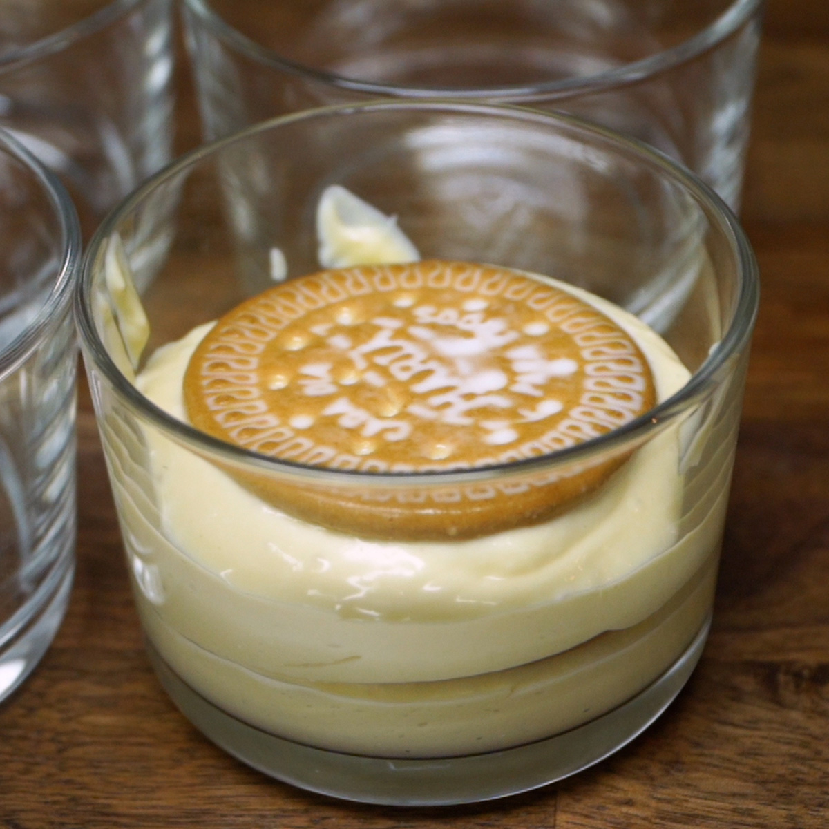 Montagem das camadas de creme e biscoito no pavê de maracujá.
