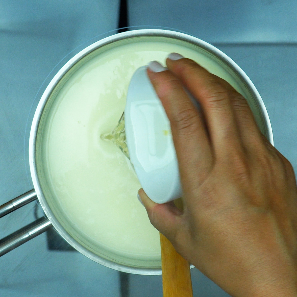 Creme de pavê engrossando após a adição da calda de pêssego.