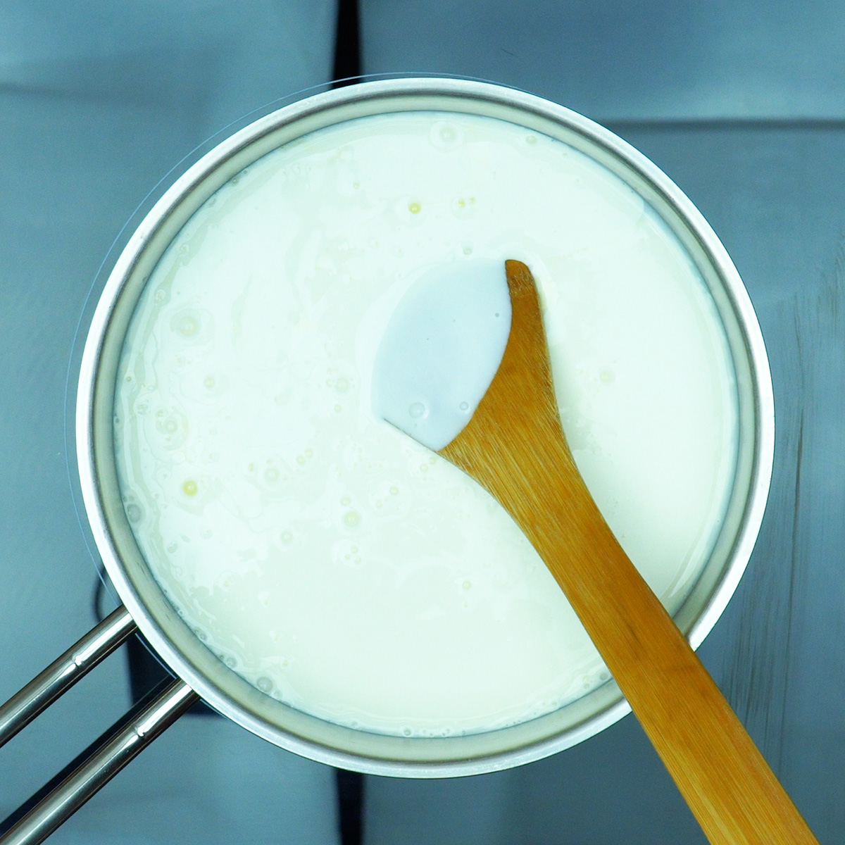 Creme de pavê de pêssego sendo preparado com leite condensado e creme de leite.
