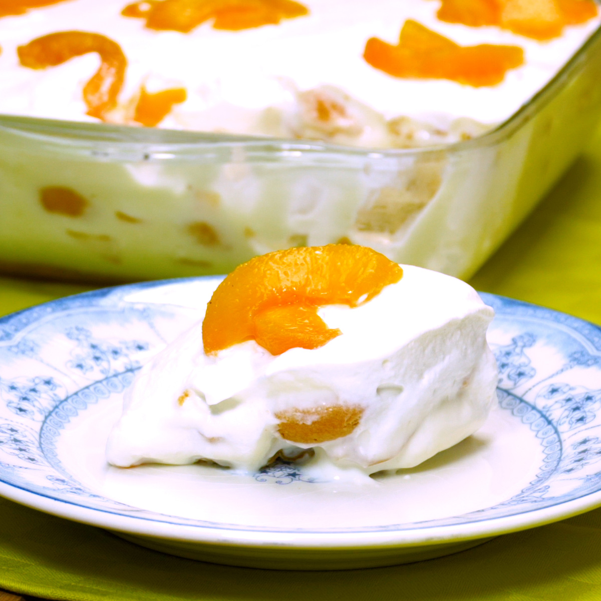 Pavê de pêssego gelado pronto para servir como sobremesa.