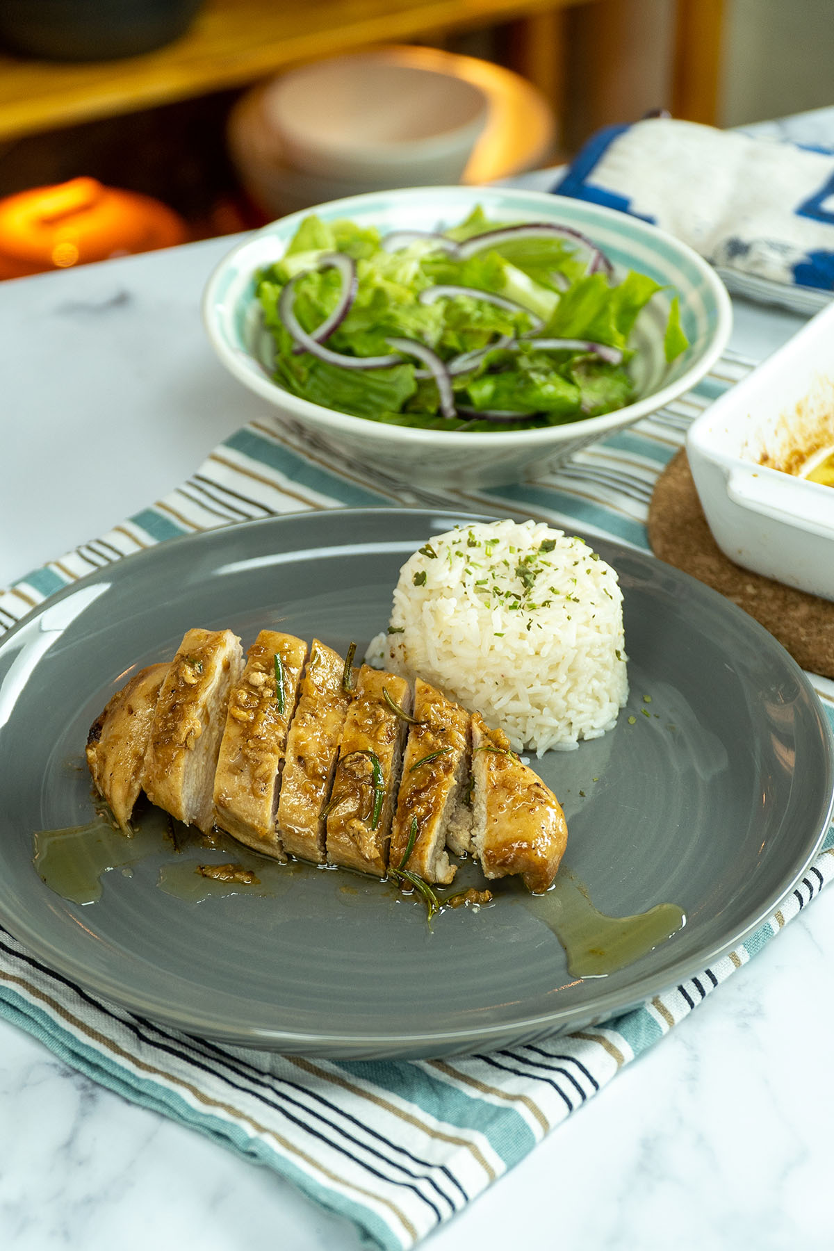 Empratamento peito de frango ao alho com arroz de acompanhamento.