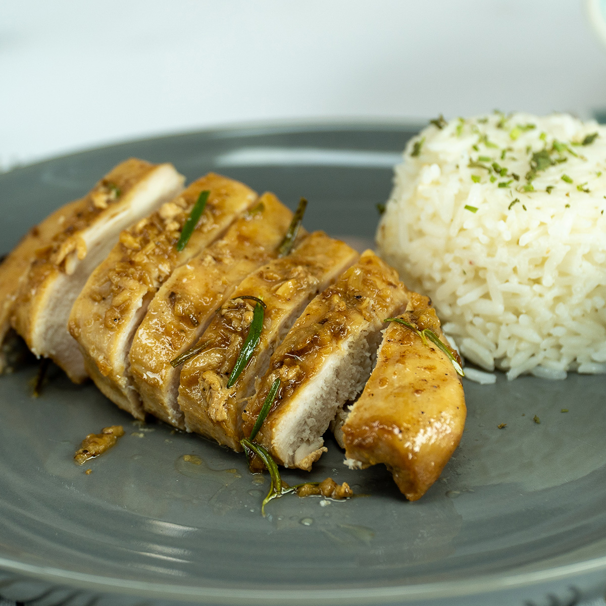 Empratamento peito de frango ao alho com arroz de acompanhamento.