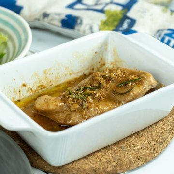 Peito de frango ao alho pronto para ser servido.