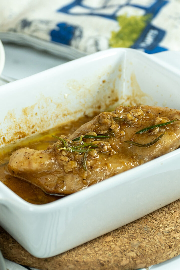 Peito de frango ao alho pronto para ser servido.