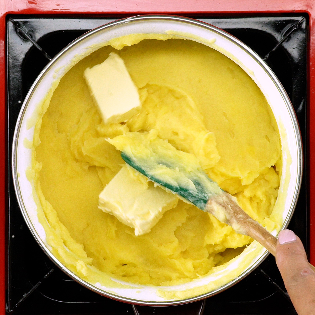 Polenta cremosa cozinhando lentamente na panela.