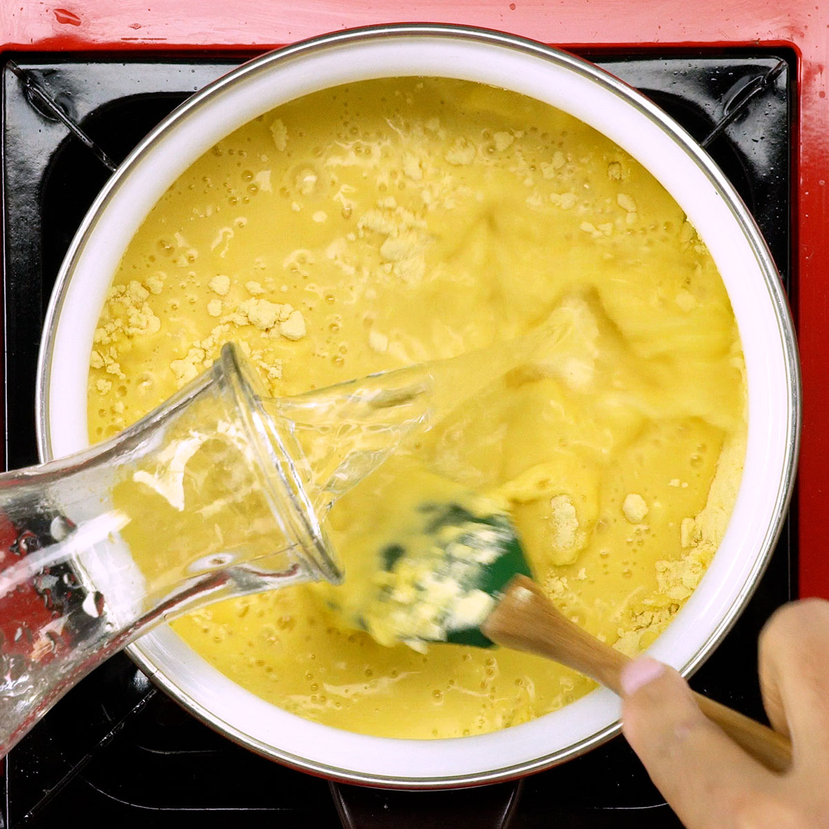 Fubá sendo misturado à água para preparar a polenta.