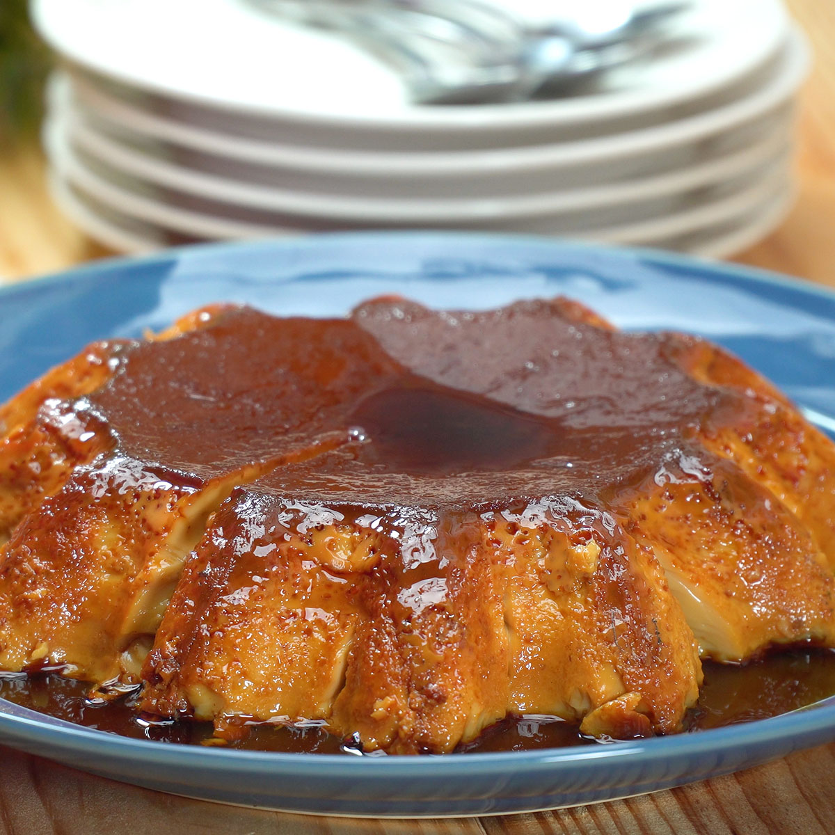 Pudim de leite em pó desenformado com calda de caramelo.