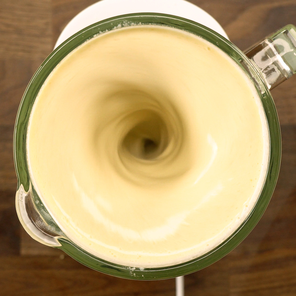 Creme de pudim de pão batido até ficar liso e homogêneo.