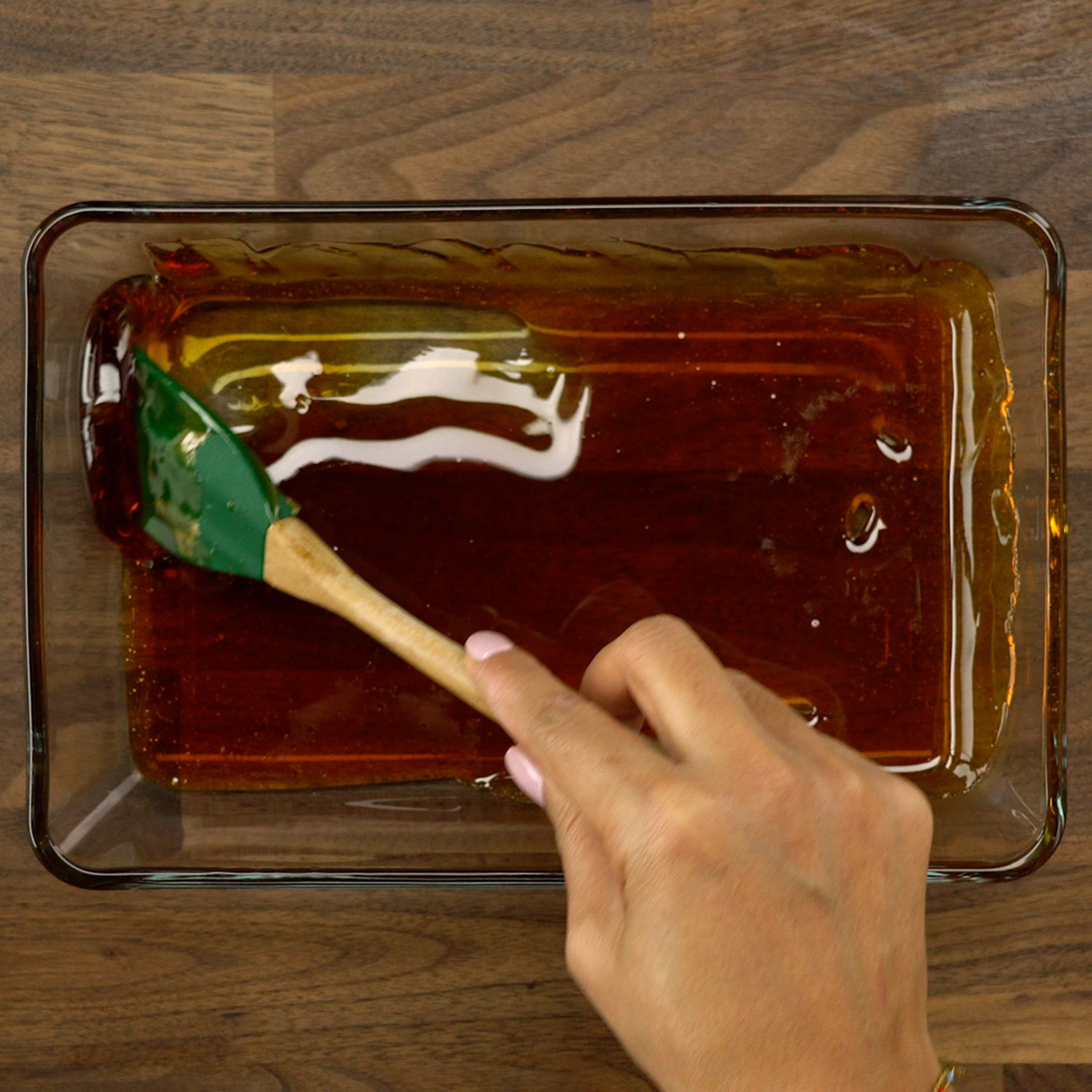 Forma caramelizada pronta para receber o creme do pudim de pão.