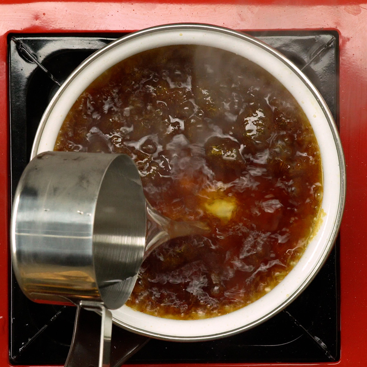 Calda caramelizada sendo preparada para o pudim de pão.