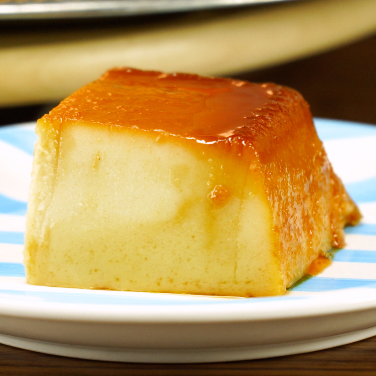 Pudim de pão pronto para servir com calda caramelizada.