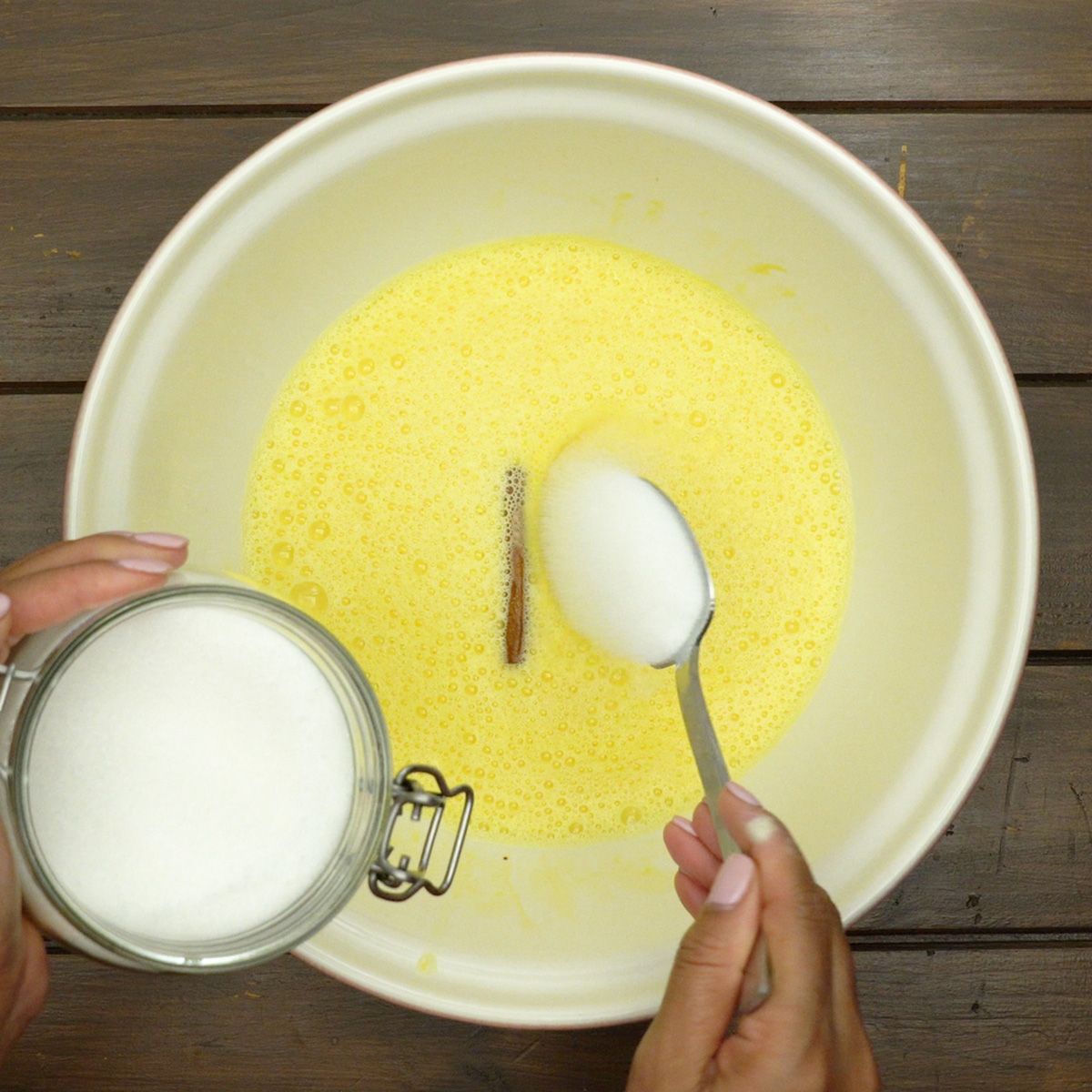Mistura de leite, ovos, açúcar e canela preparada para umedecer as rabanadas.